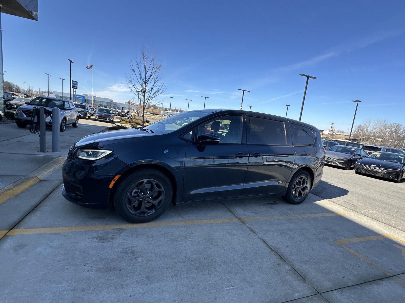 Used 2022 Chrysler Pacifica Hybrid Touring L with VIN 2C4RC1L70NR119354 for sale in Kansas City