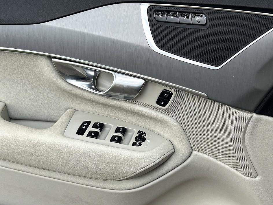2022 Volvo XC90 Momentum AWD photo 17