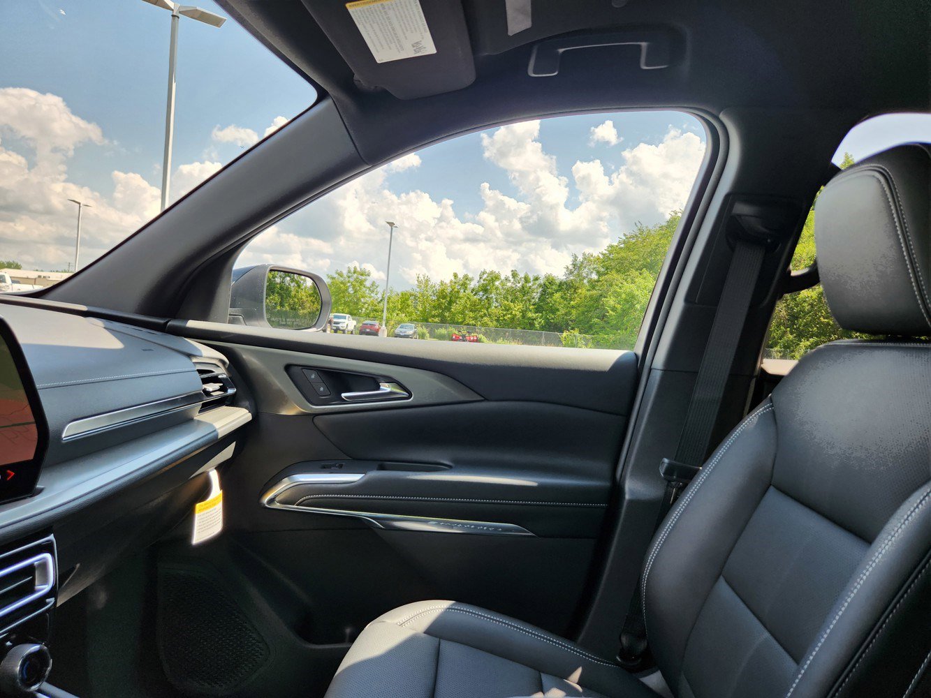 2025 Chevrolet Traverse photo 9