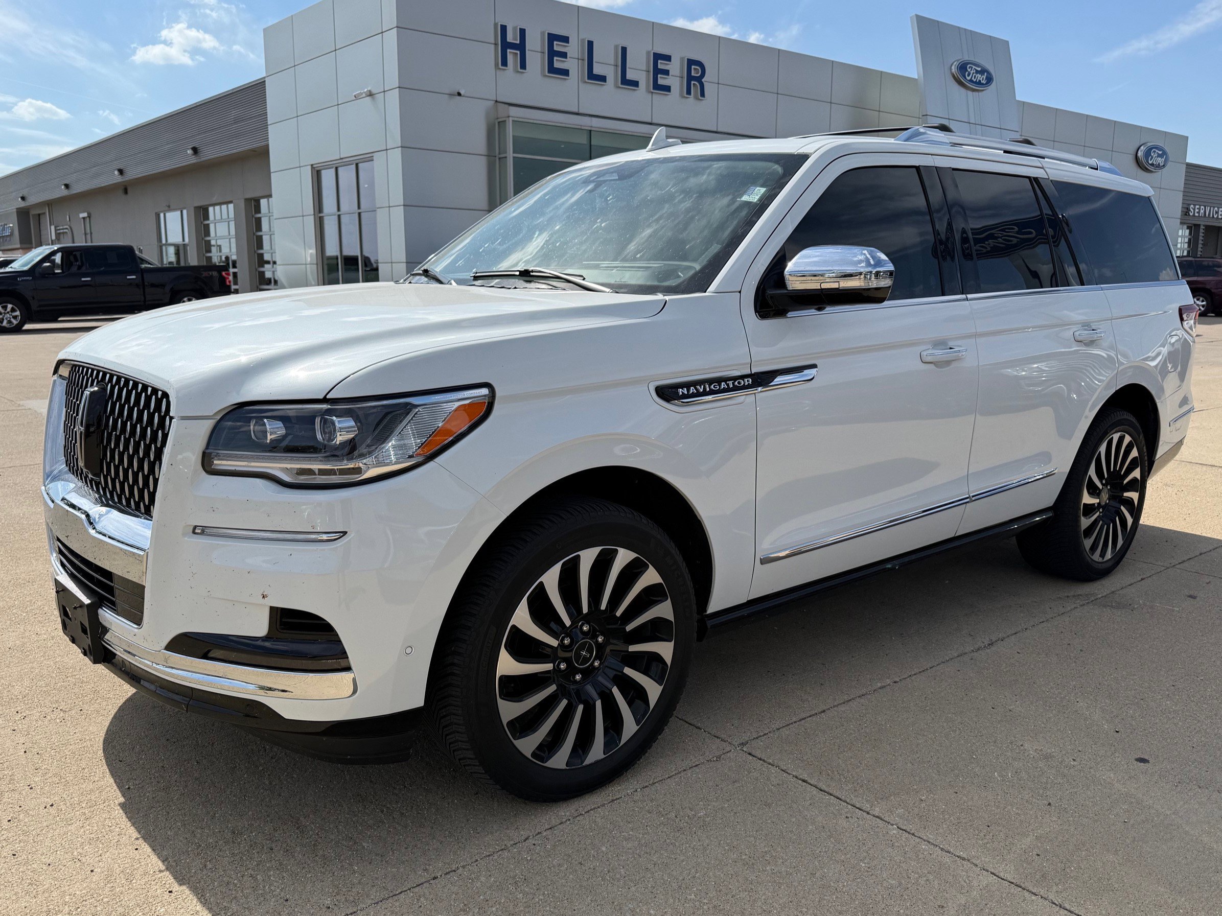 2022 Lincoln Navigator Black Label photo 2