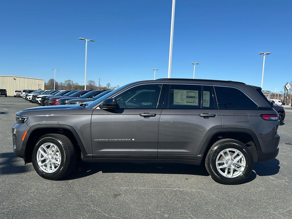 2025 Jeep Grand Cherokee Laredo photo 3