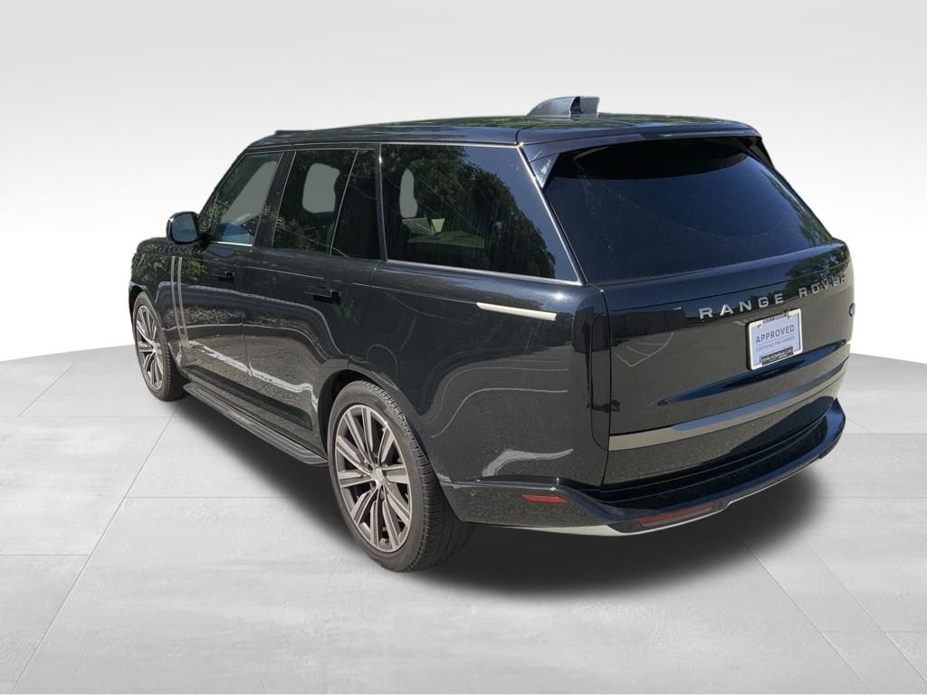 2023 Land Rover Range Rover SE photo 3
