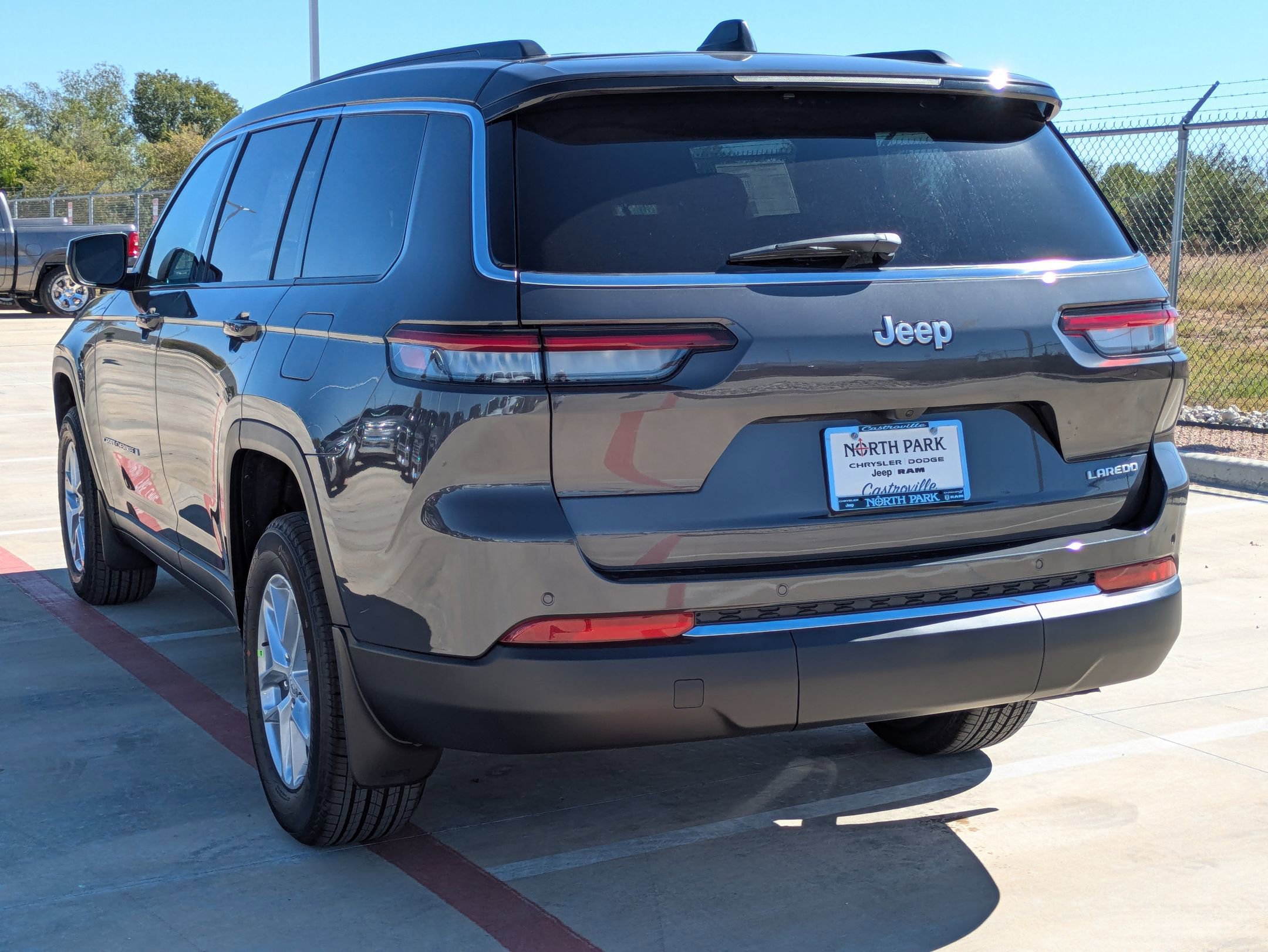 2025 Jeep Grand Cherokee Laredo photo 4