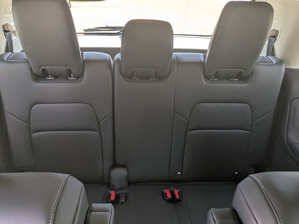 2025 Nissan Pathfinder Platinum photo 28