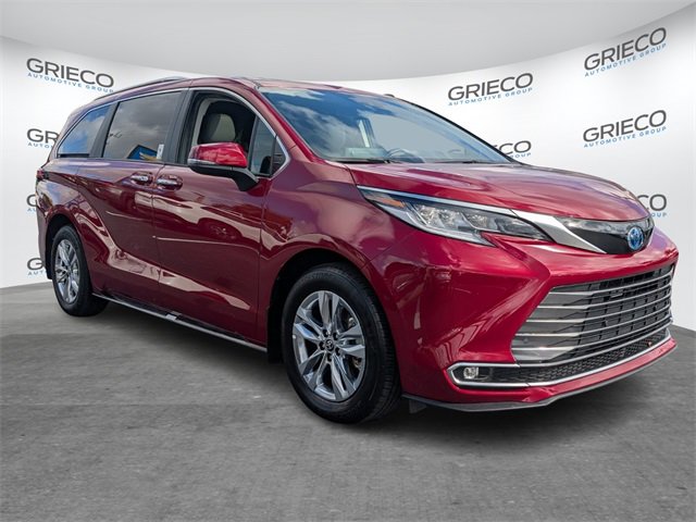 2024 Toyota Sienna Limited's photo