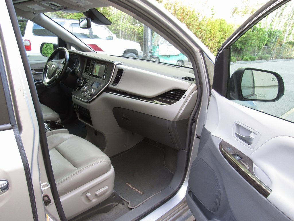 2018 Toyota Sienna XLE photo 17
