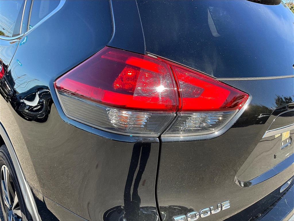 2019 Nissan Rogue SV photo 30
