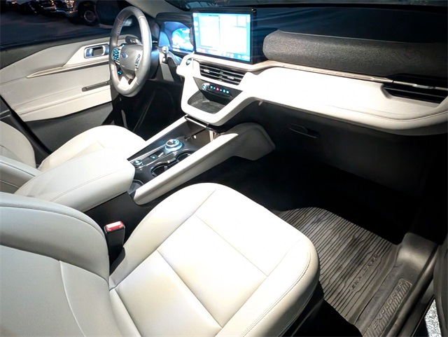 2025 Ford Explorer photo 13