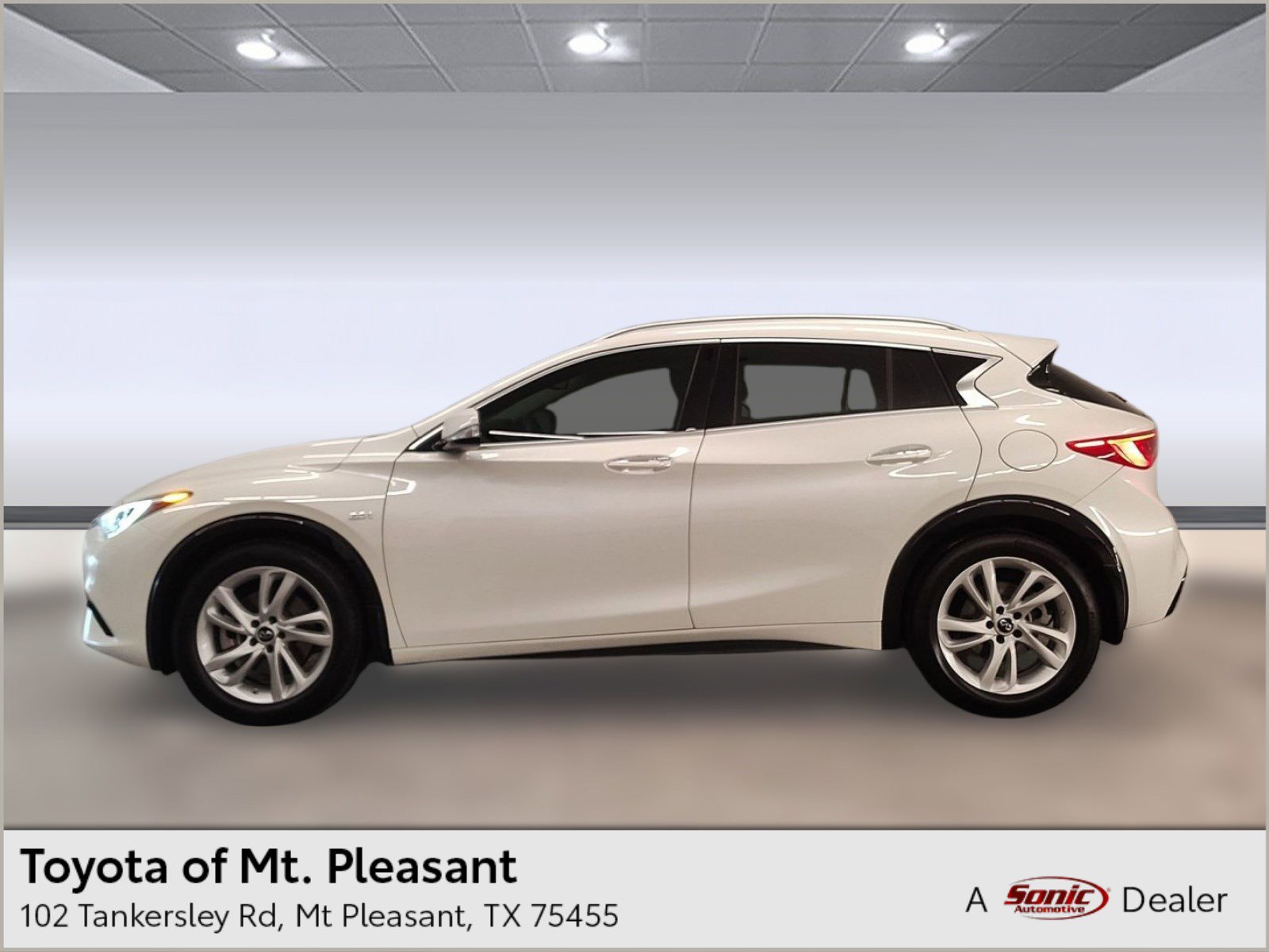 2018 INFINITI QX30 Essential's photo