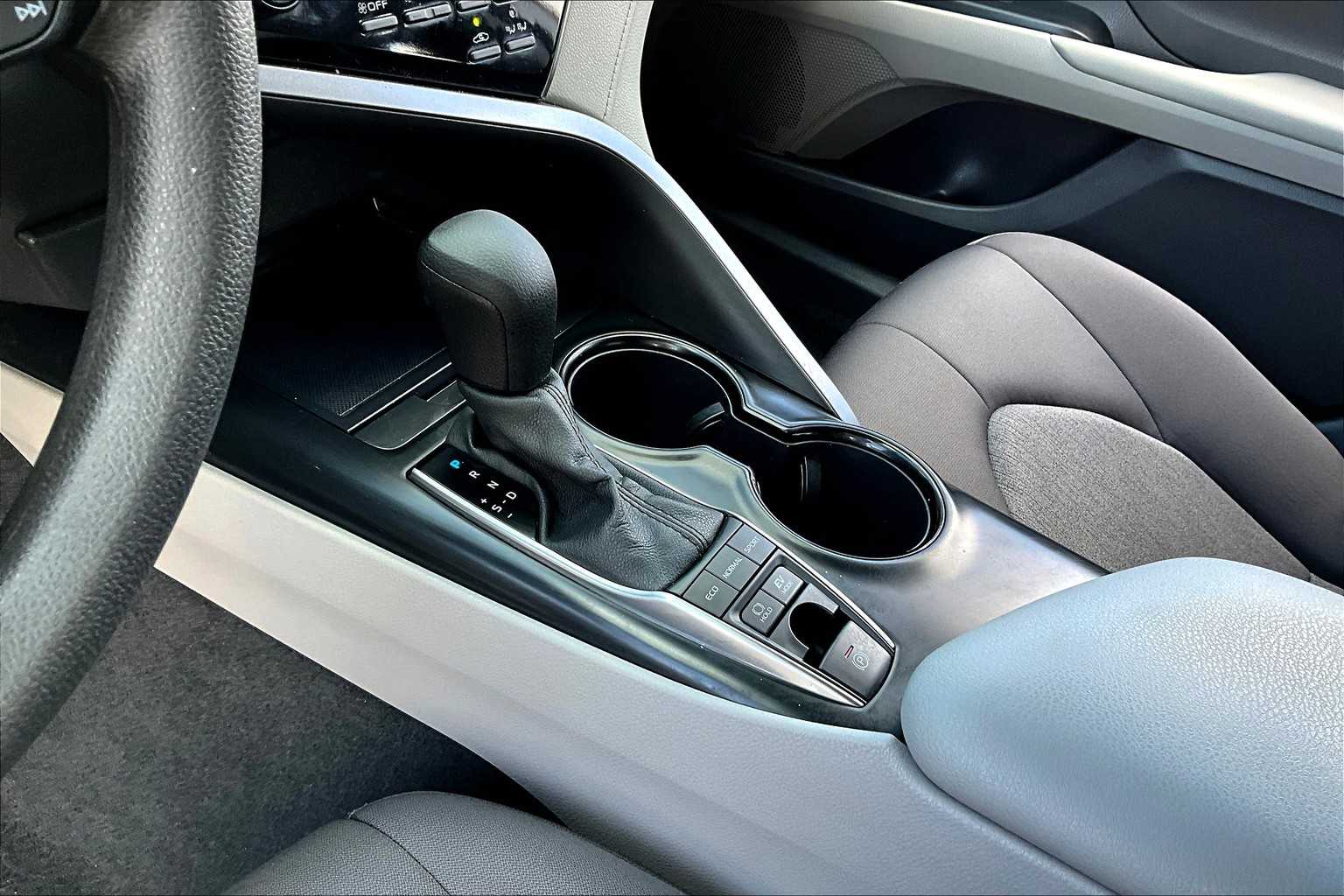 2020 Toyota Camry Hybrid LE photo 12