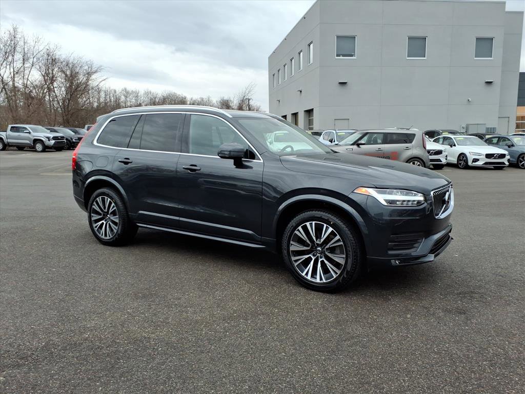 2022 Volvo XC90 Momentum's photo