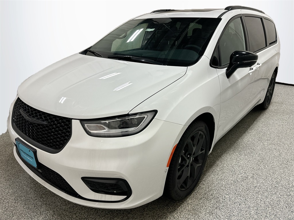 2024 Chrysler Pacifica Limited's photo