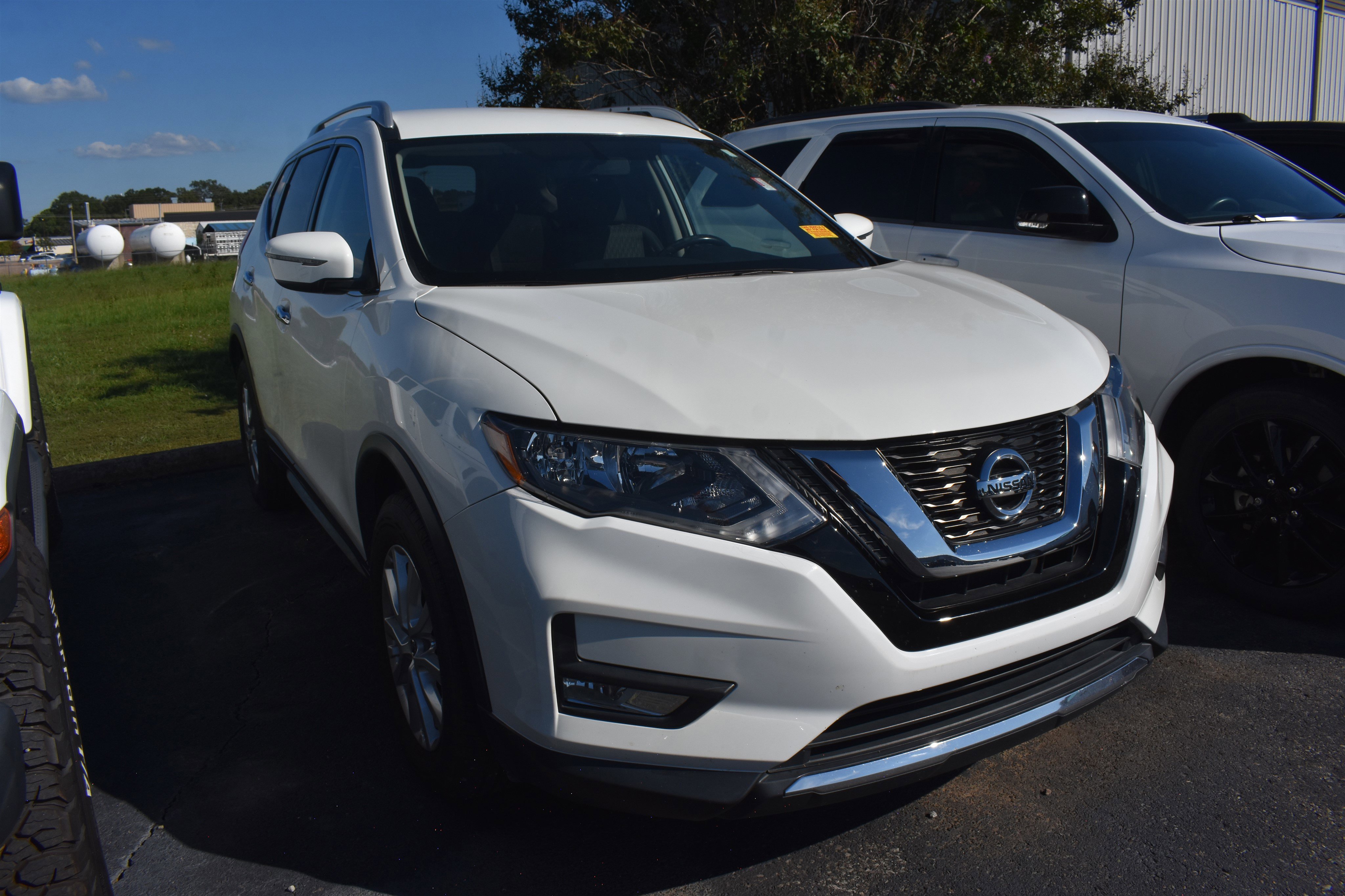 2017 Nissan Rogue SV photo 3