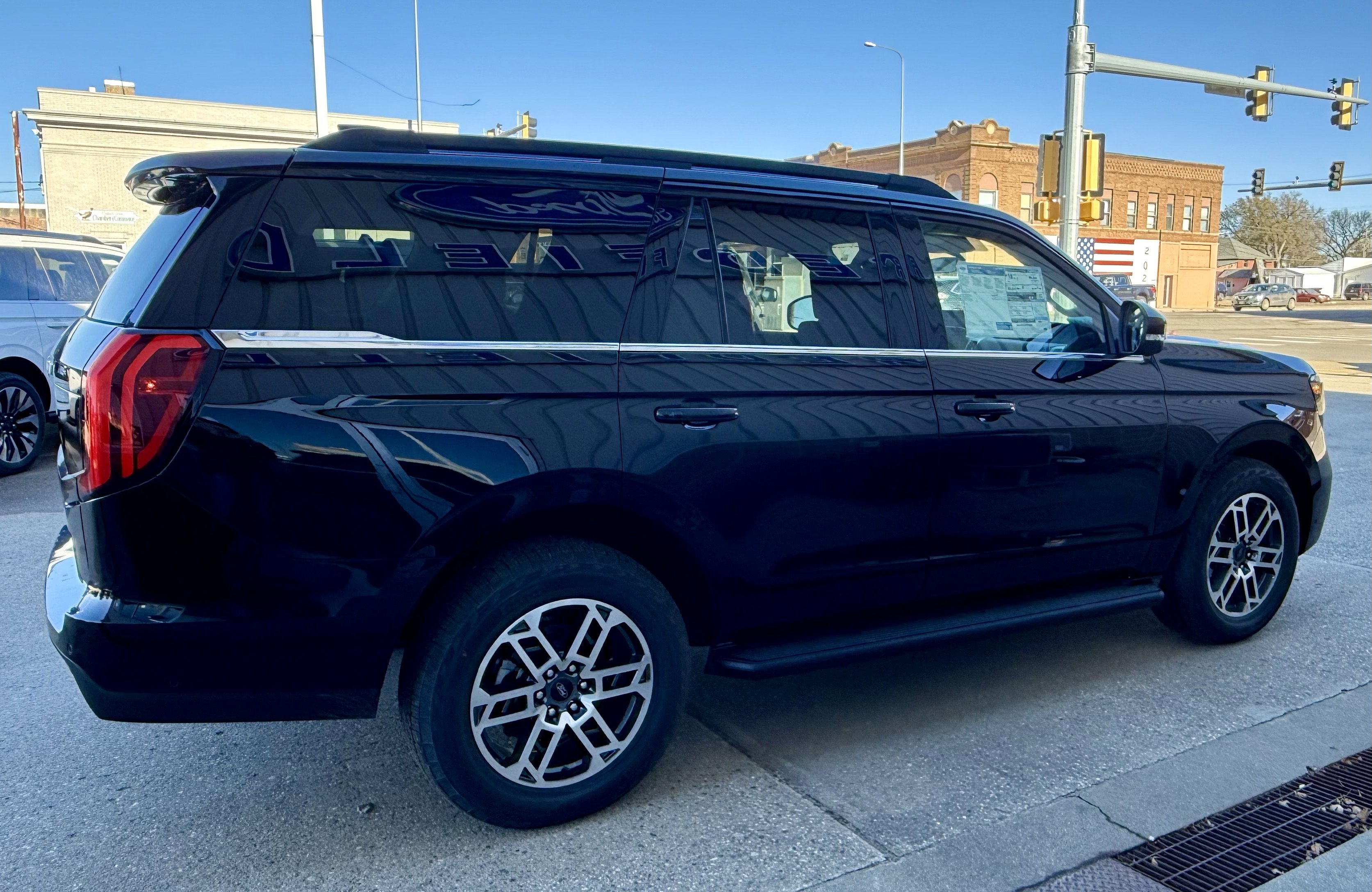 2025 Ford Expedition photo 3