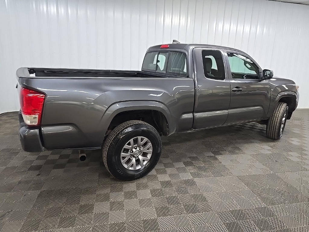 2017 Toyota Tacoma SR 4x4 Access Cab photo 3