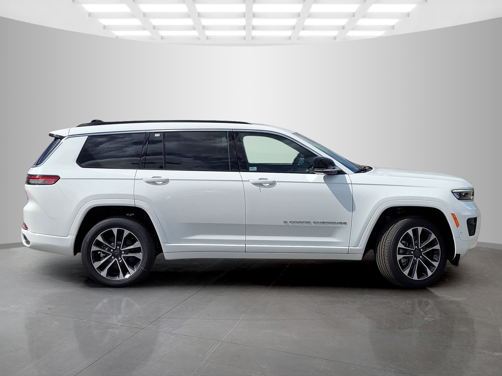 2025 Jeep Grand Cherokee Overland photo 3