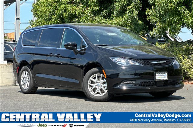 2025 Chrysler Voyager LX