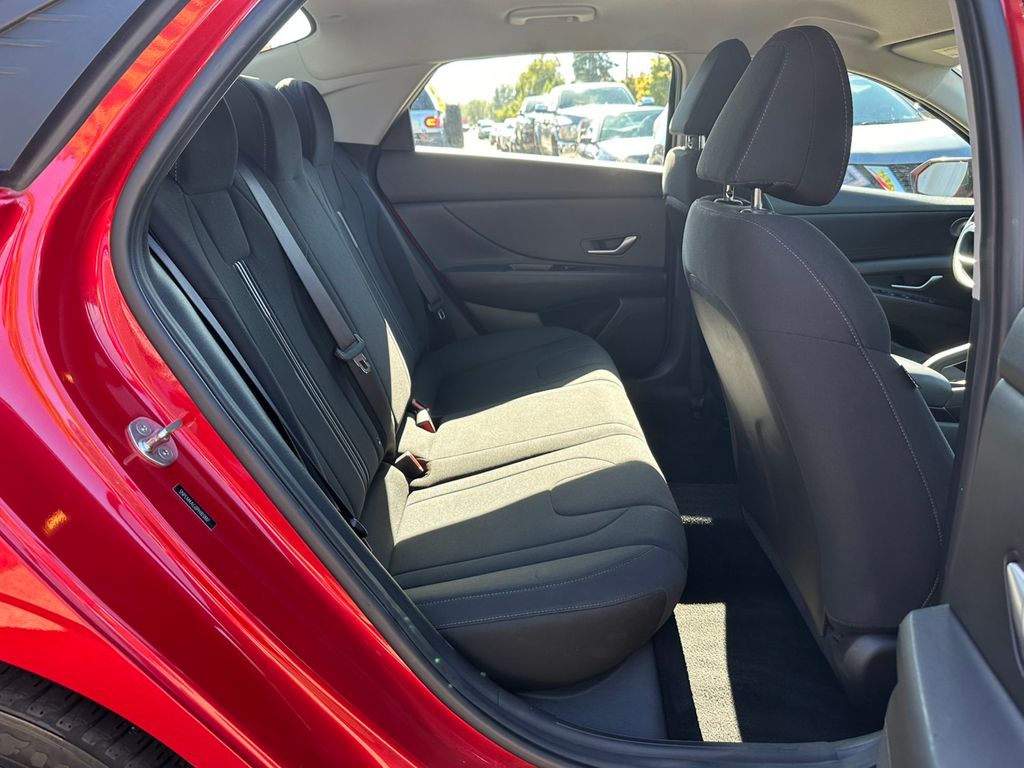 2023 Hyundai Elantra SEL photo 26