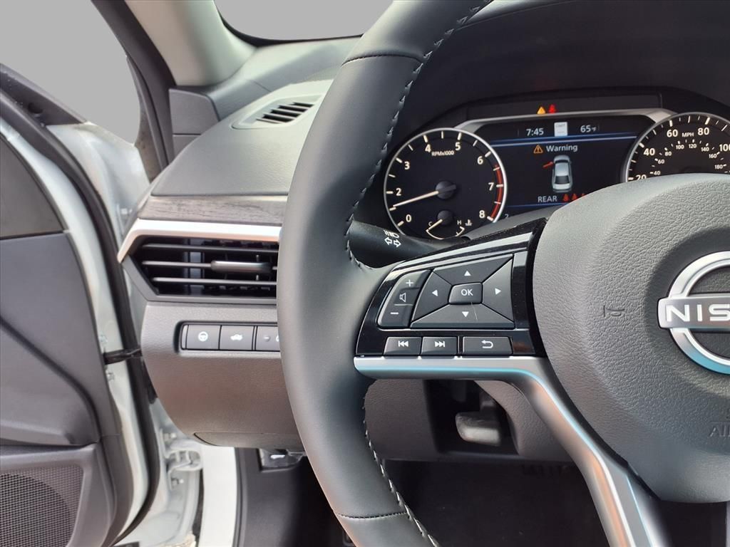 2025 Nissan Altima SV photo 9