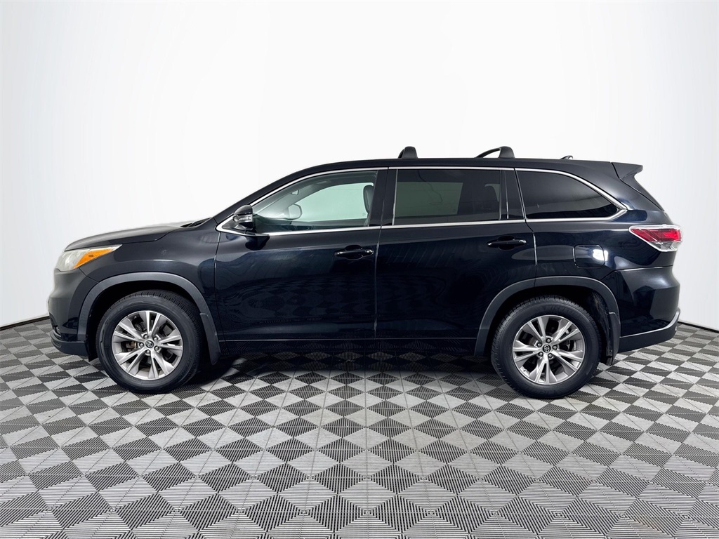 2016 Toyota Highlander LE Plus photo 2