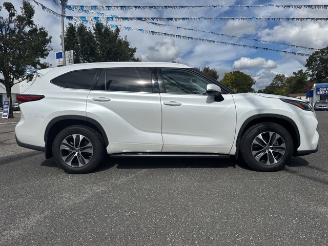 2022 Toyota Highlander XLE photo 3