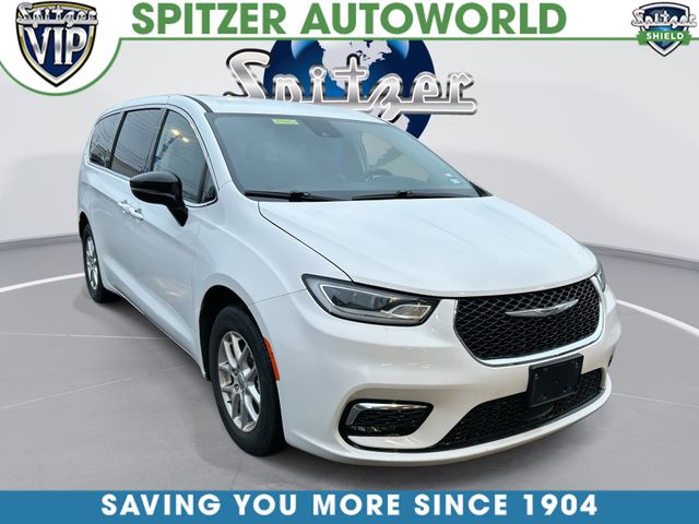 2024 Chrysler Pacifica Touring L's photo