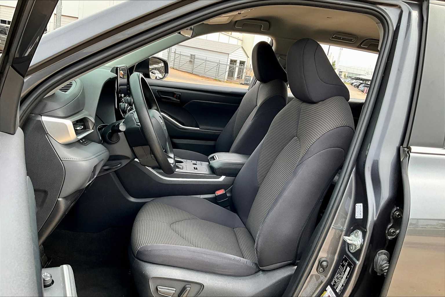 2023 Toyota Highlander L photo 21