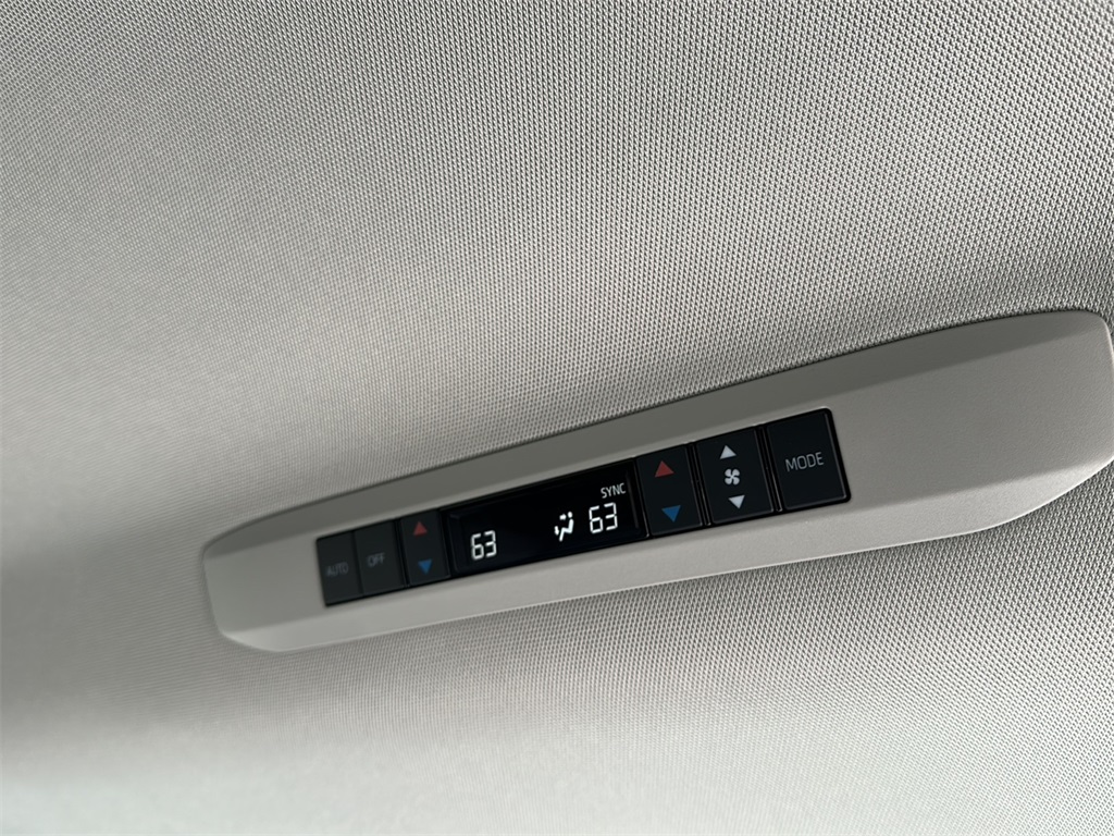 2025 Toyota Sienna XLE photo 25