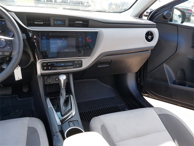 2019 Toyota Corolla LE photo 22