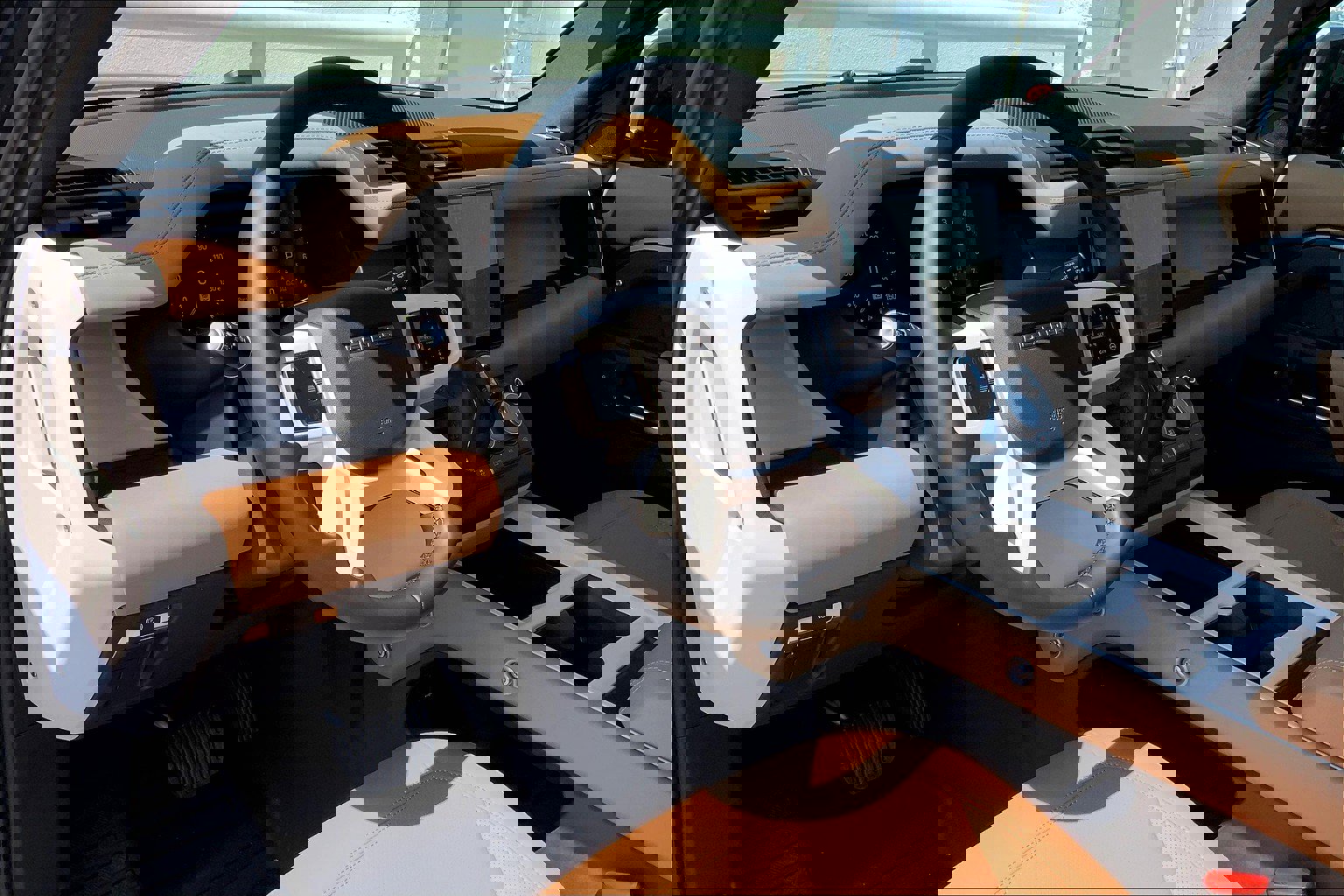 2025 Land Rover Defender 130 S photo 4