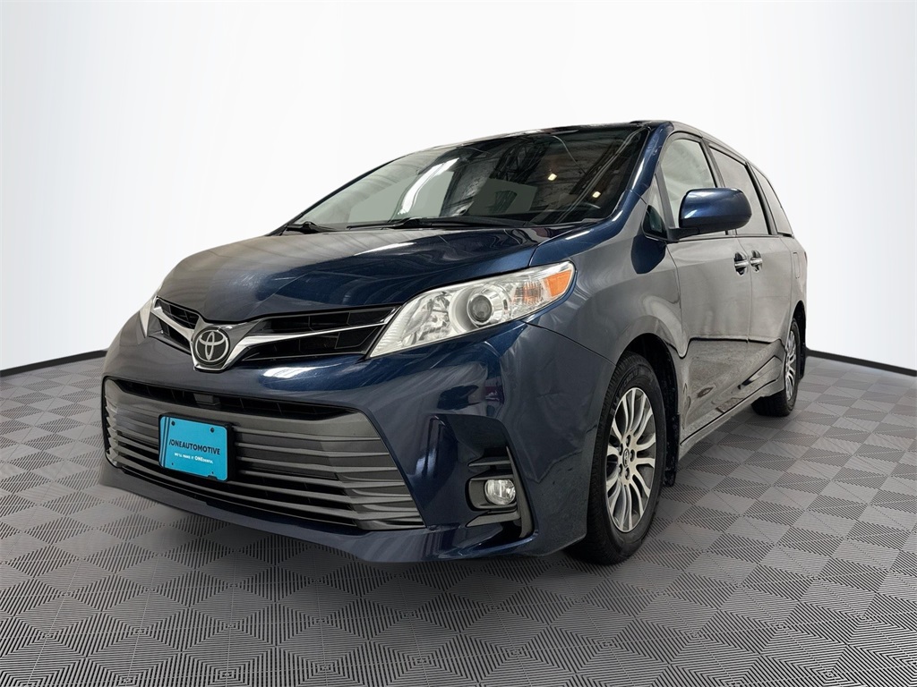 2020 Toyota Sienna XLE's photo