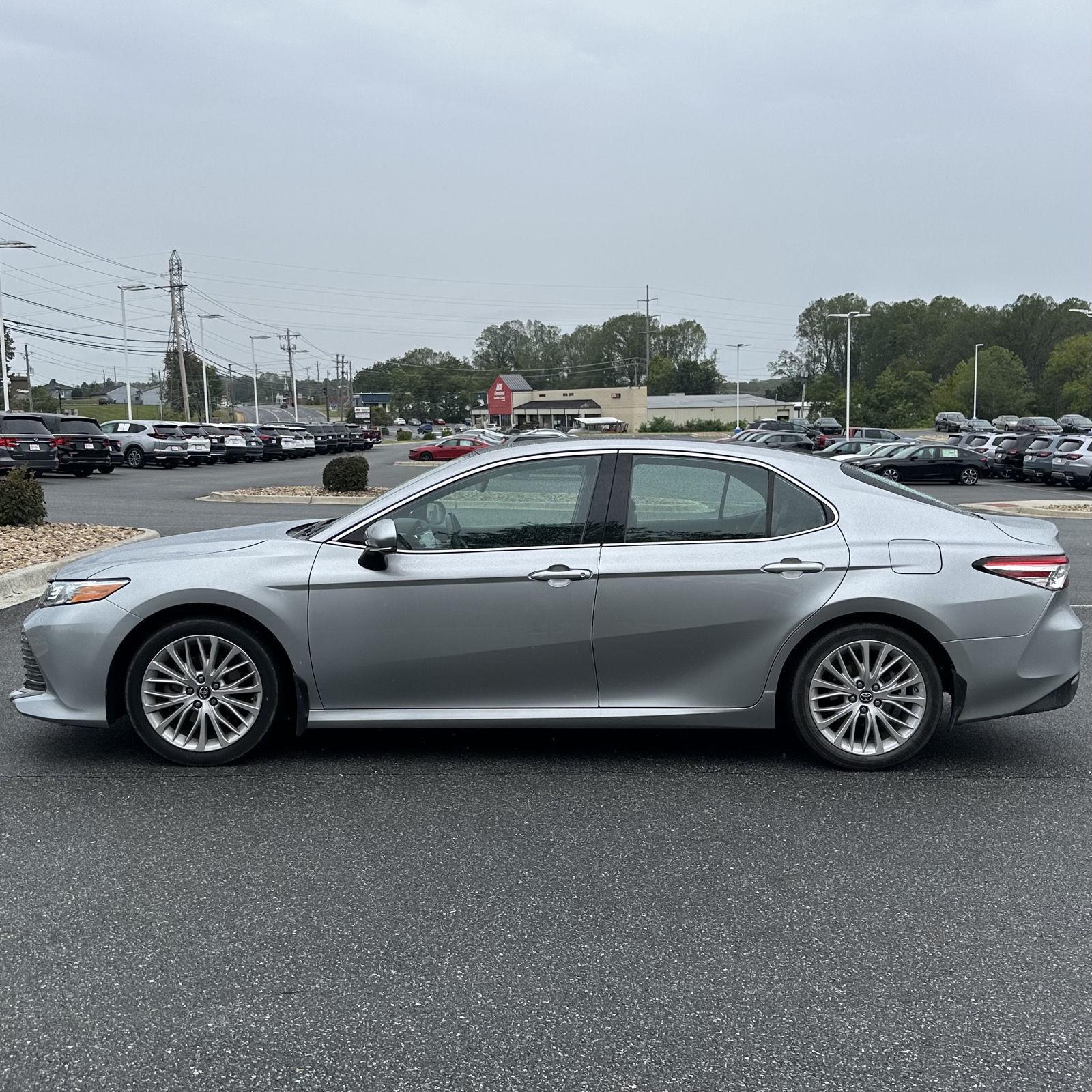 2019 Toyota Camry XLE photo 2