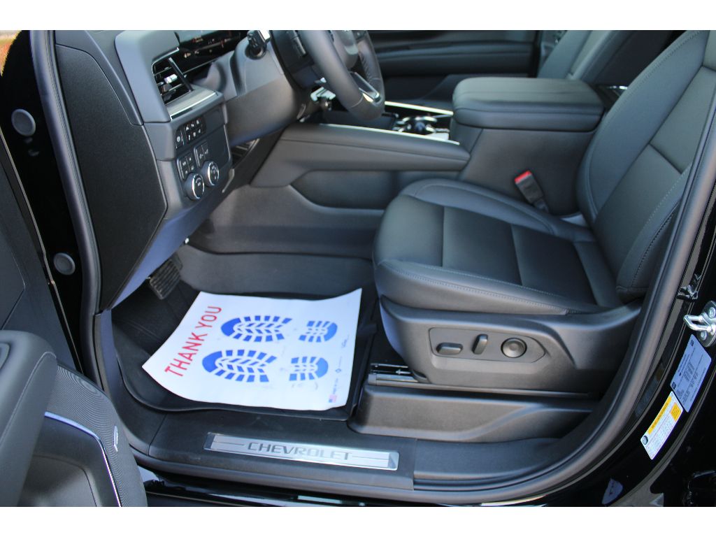 2026 Chevrolet Suburban LT photo 4