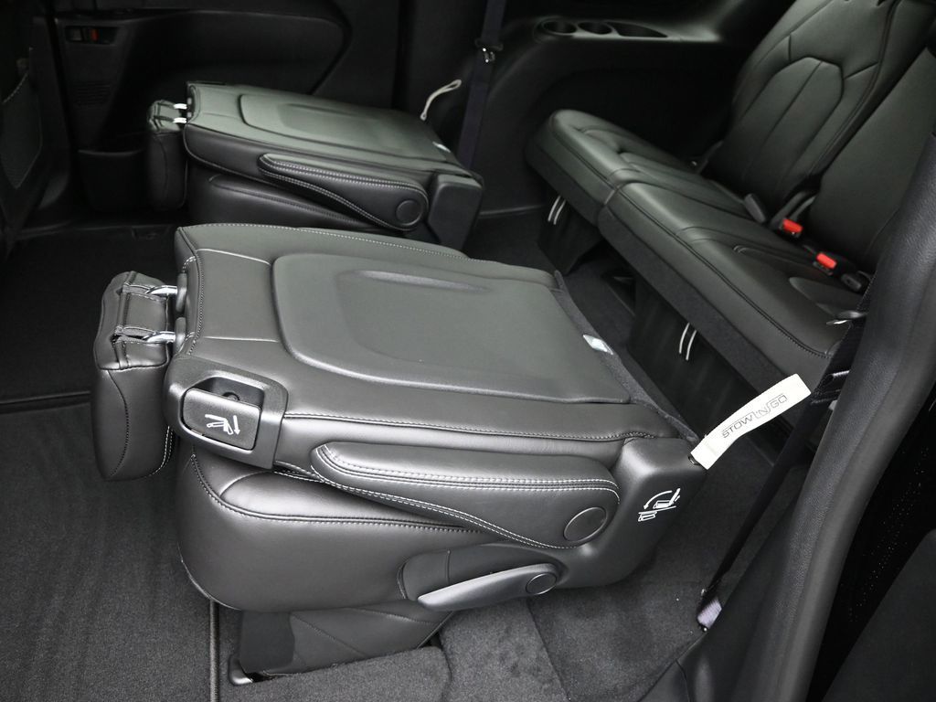 2026 Chrysler Pacifica photo 12