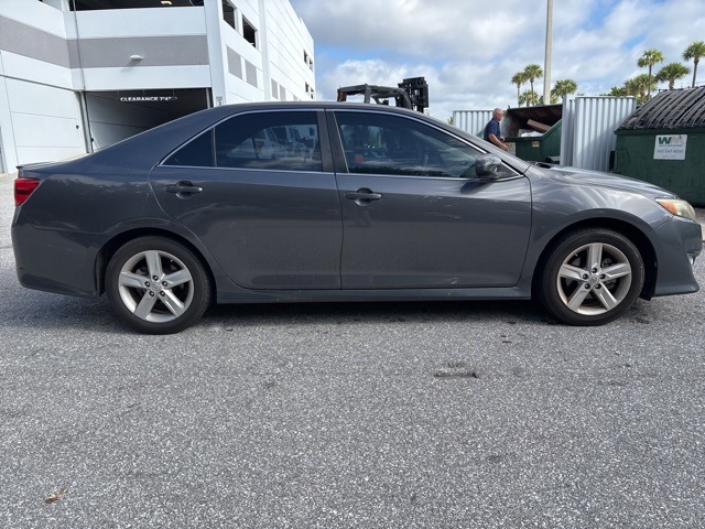 2014 Toyota Camry SE photo 2
