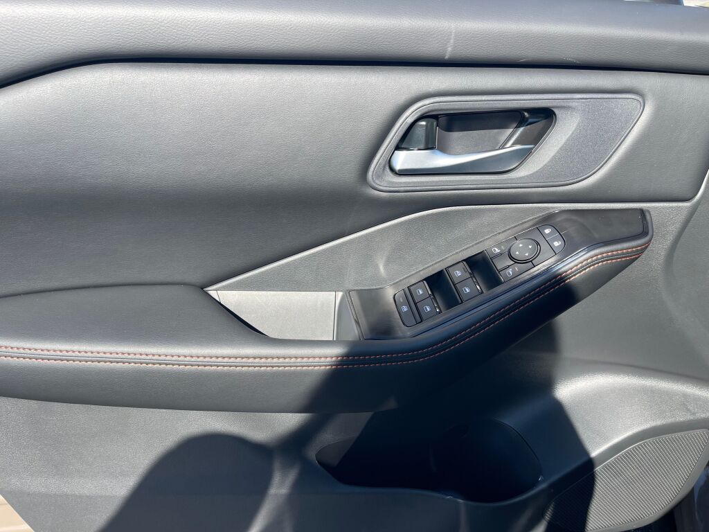 2026 Nissan Rogue SV photo 6