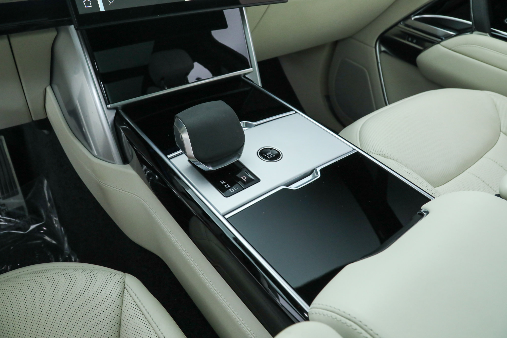 2024 Land Rover Range Rover SE photo 36