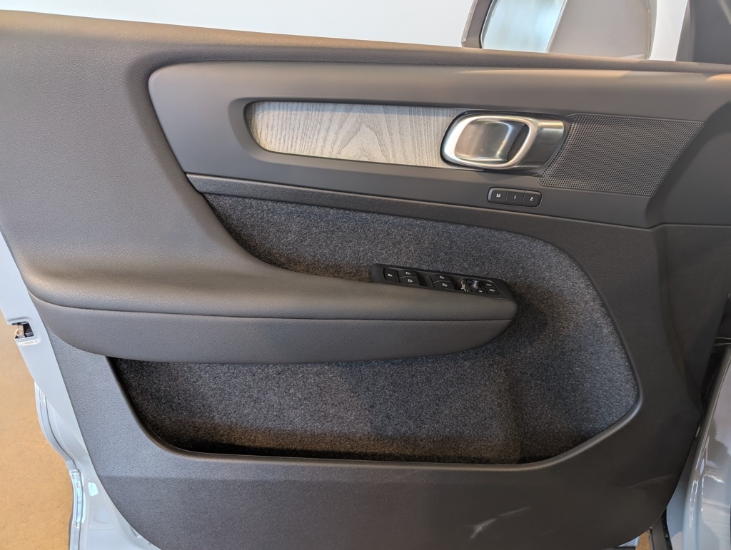 2025 Volvo XC40 Core photo 4