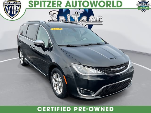 2019 Chrysler Pacifica Limited's photo