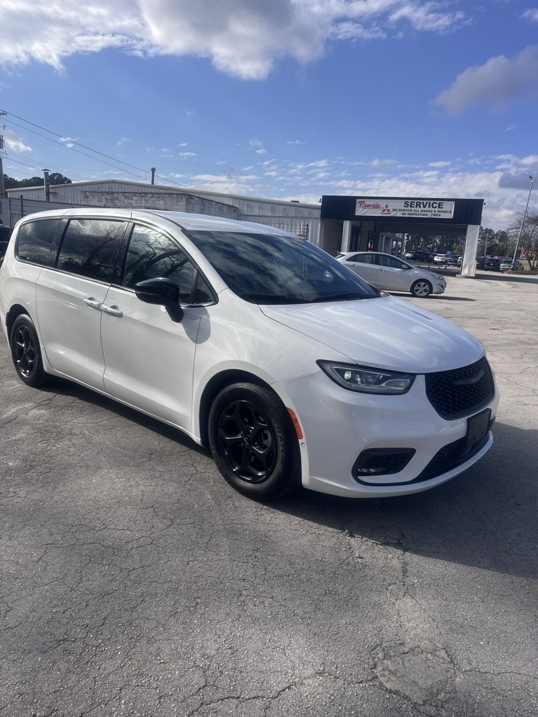 2024 Chrysler Pacifica PHEV Select's photo