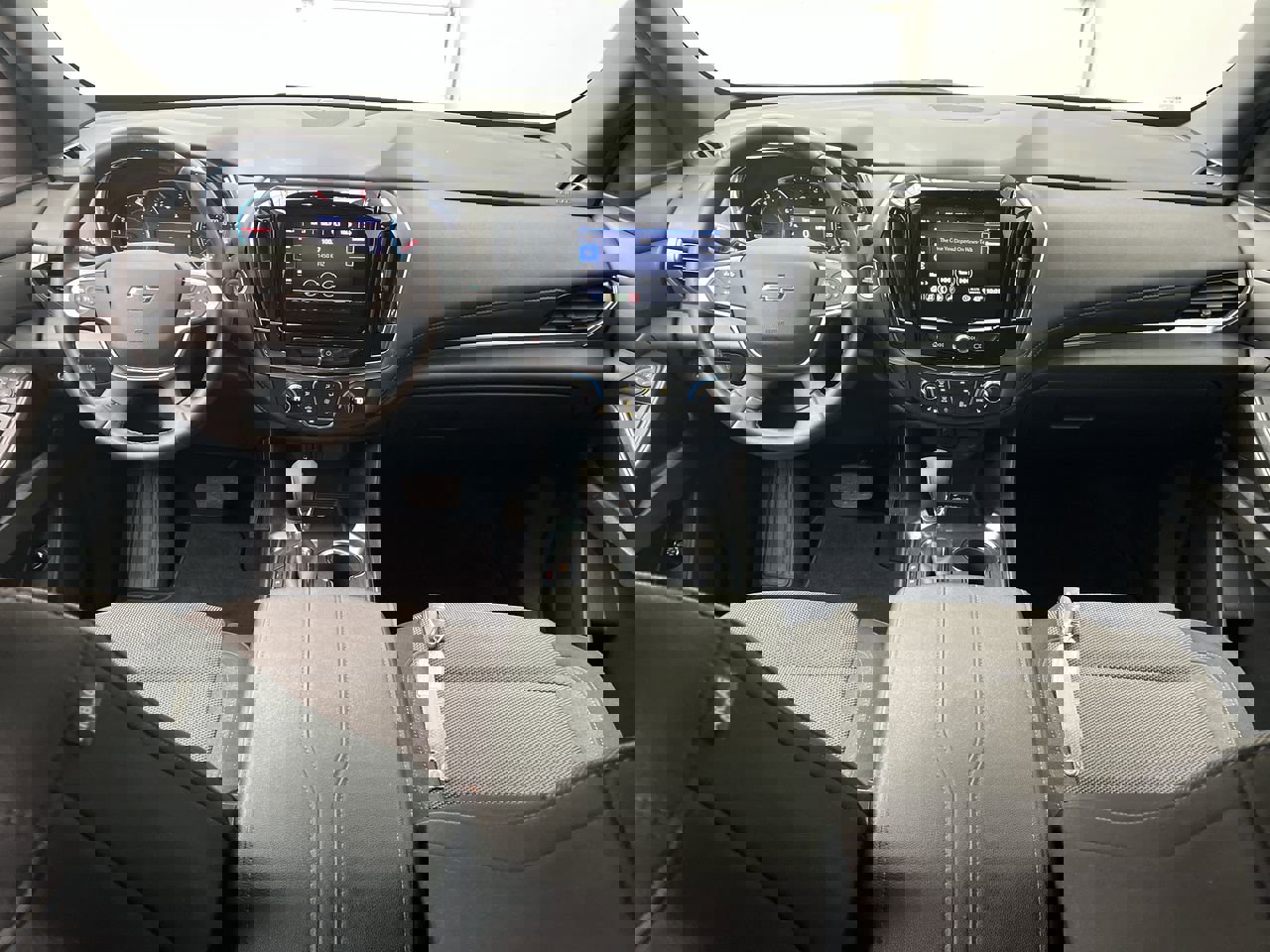 2023 Chevrolet Traverse Cloth photo 2