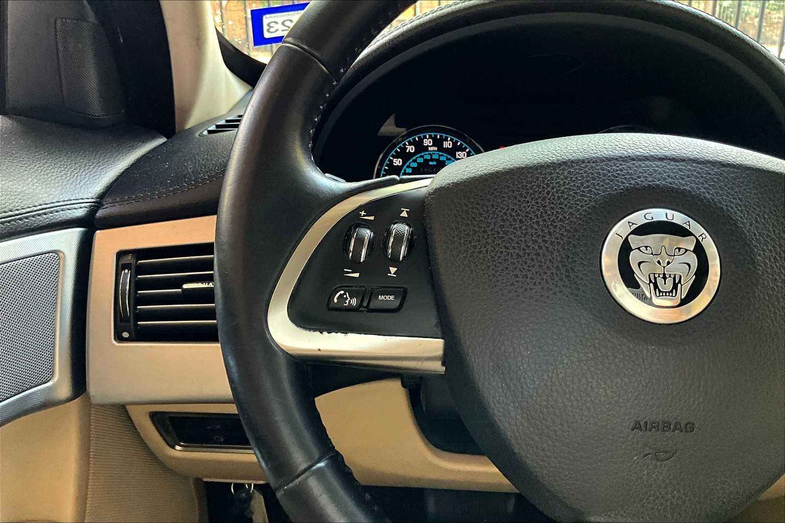 2012 Jaguar XF photo 23