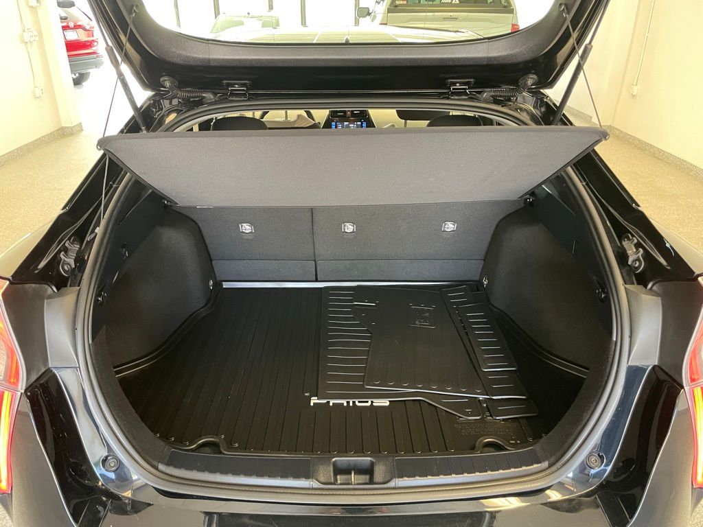 2016 Toyota Prius Three photo 8