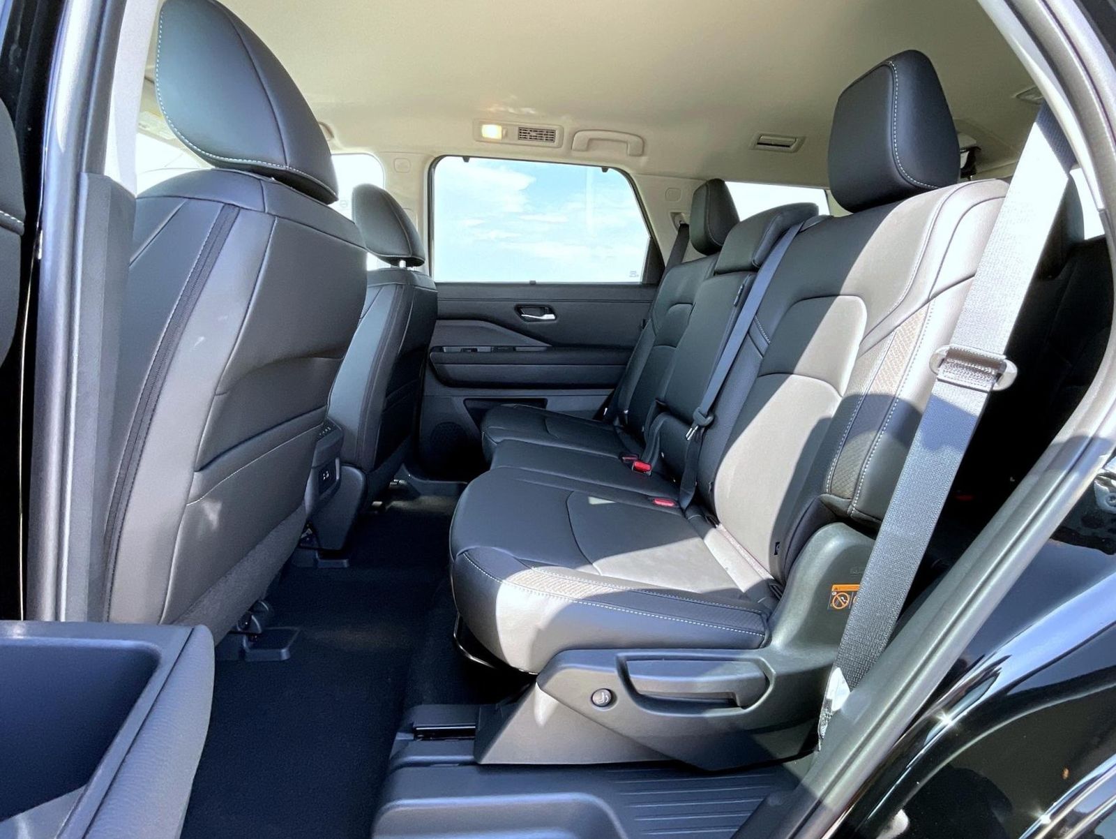 2025 Nissan Pathfinder SL photo 9