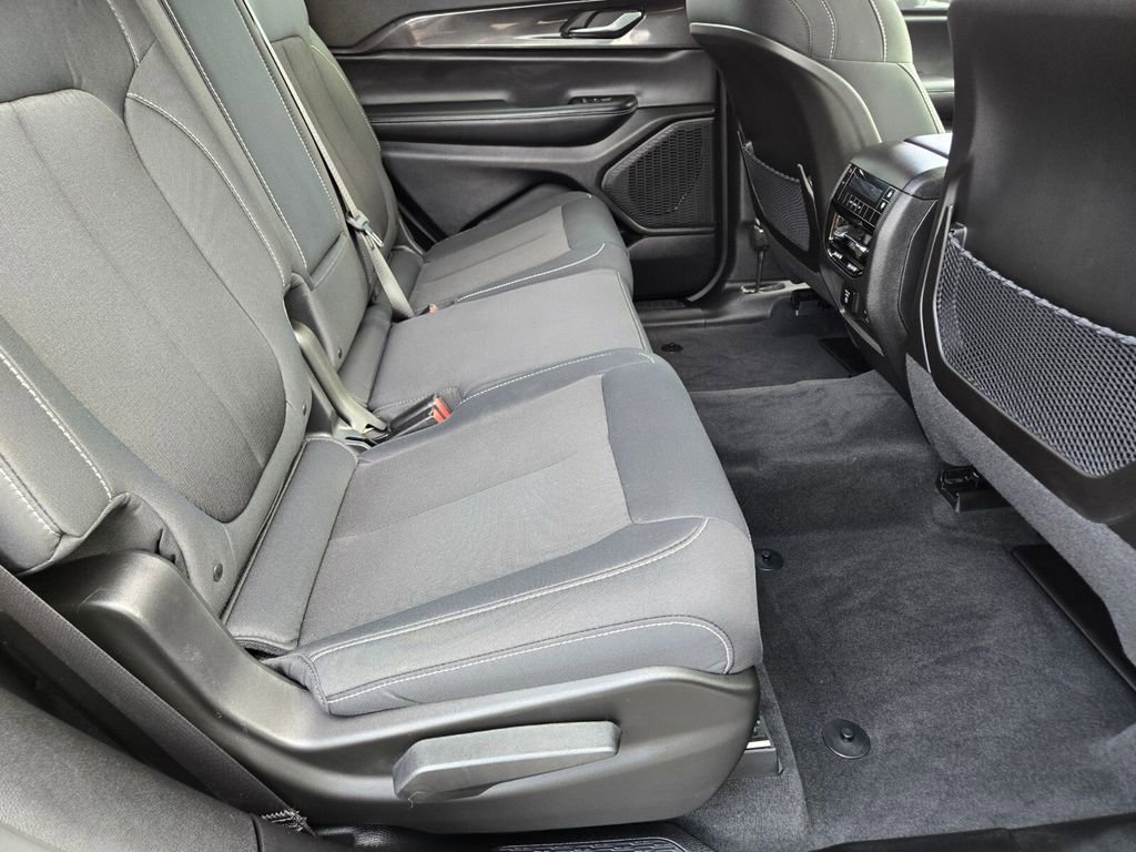 2023 Jeep Grand Cherokee Laredo photo 14