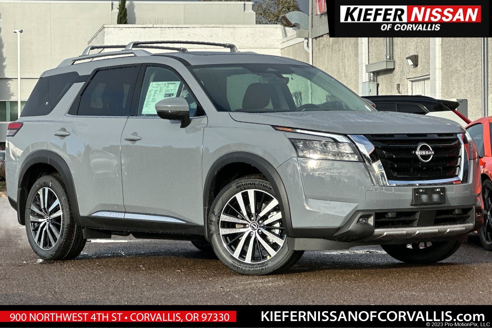 2025 Nissan Pathfinder Platinum's photo