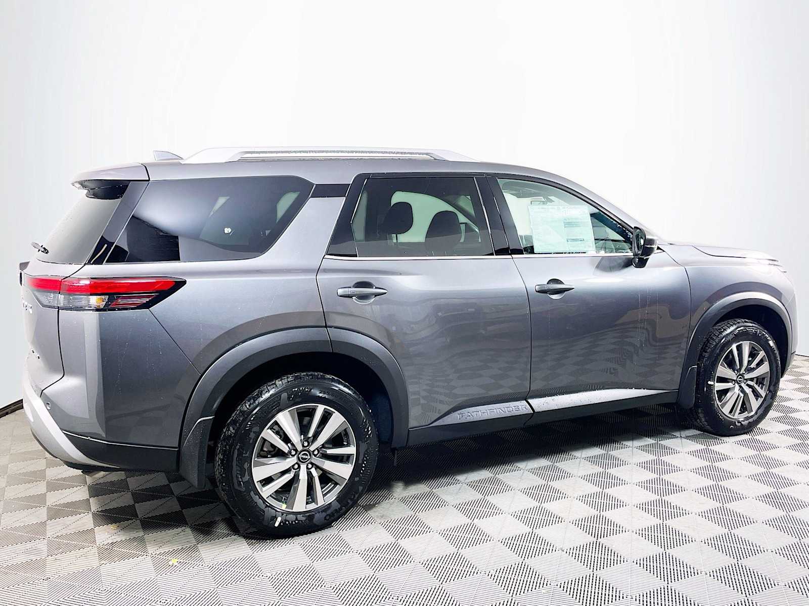 2025 Nissan Pathfinder SL photo 2