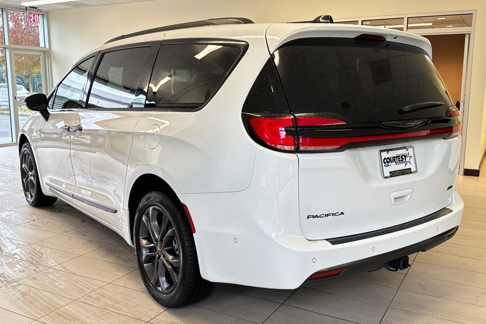 2023 Chrysler Pacifica Touring L photo 4