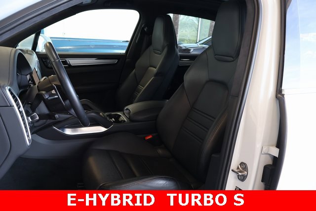 2023 Porsche Cayenne Turbo S E-Hybrid photo 4