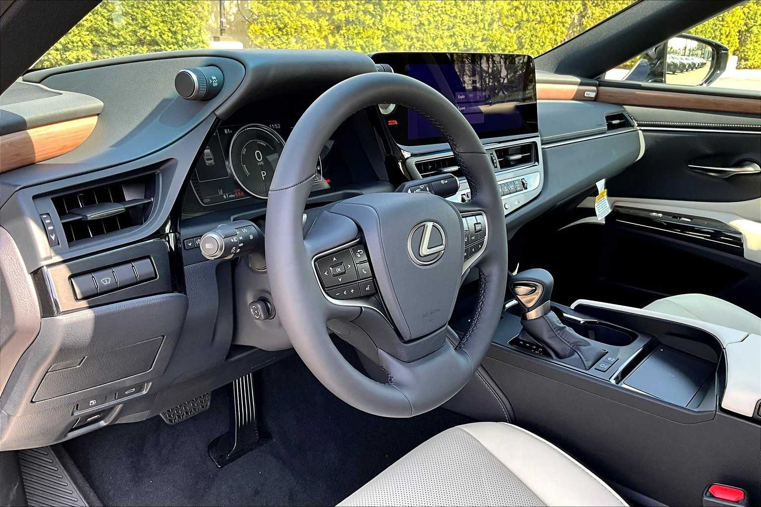 2025 Lexus ES 300h photo 9